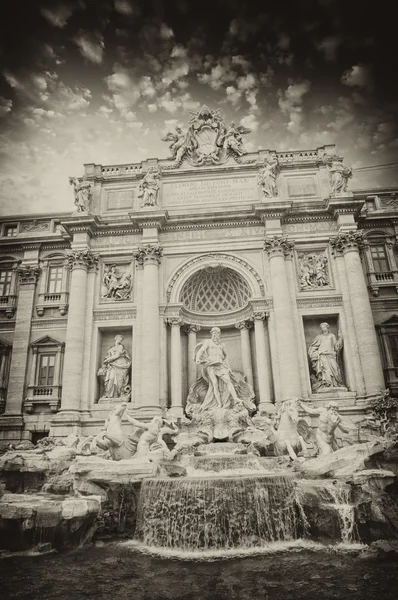 Jesienią zachód słońca nad Fontanna di trevi - fontana di trevi w Rzymie — Zdjęcie stockowe