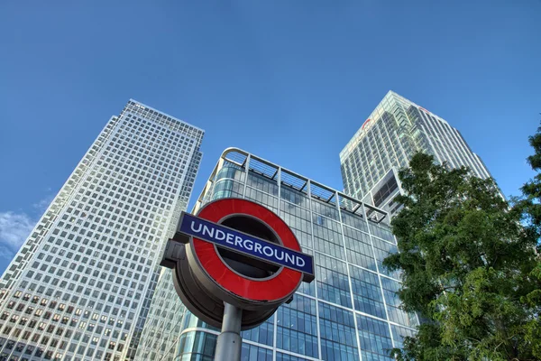 Londen - 27 Sep: The London Underground teken buiten de Canarische — Stockfoto