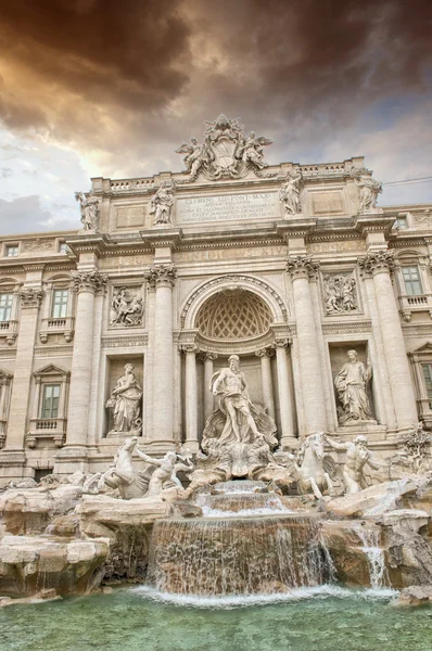 Jesienią zachód słońca nad Fontanna di trevi - fontana di trevi w Rzymie — Zdjęcie stockowe