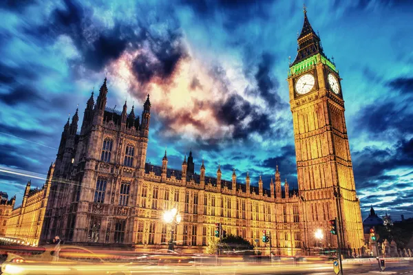 Big Ben et la Chambre du Parlement au crépuscule depuis le pont Westminster — Photo