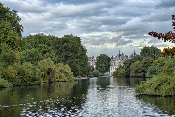 Buckingham Palace e giardini a Londra in una giornata autunnale nuvolosa — Foto Stock