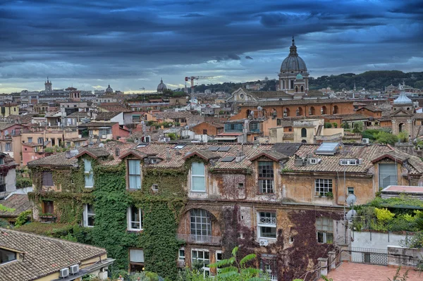 Panoramisch uitzicht over rome vanaf pincio promenade, st peter plein op — Stockfoto