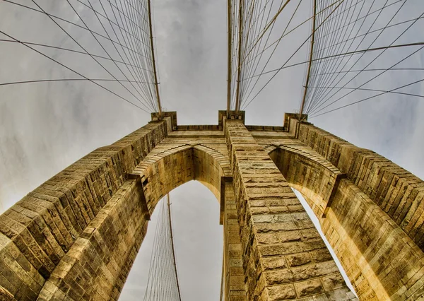 Magnifika strukturen på brooklyn bridge - new york city — Stockfoto