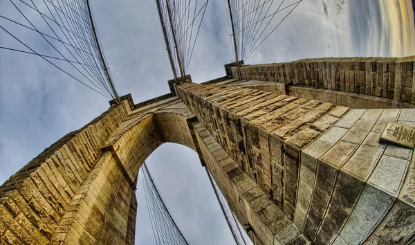Magnifika strukturen på brooklyn bridge - new york city — Stockfoto