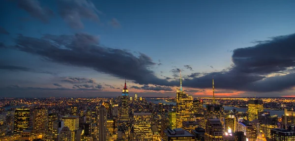 Wunderbare Nachtfarben und das Licht von Manhattan, New York City — Stockfoto