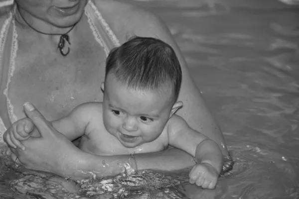 Madre e hija en la piscina, Italia — Foto de Stock