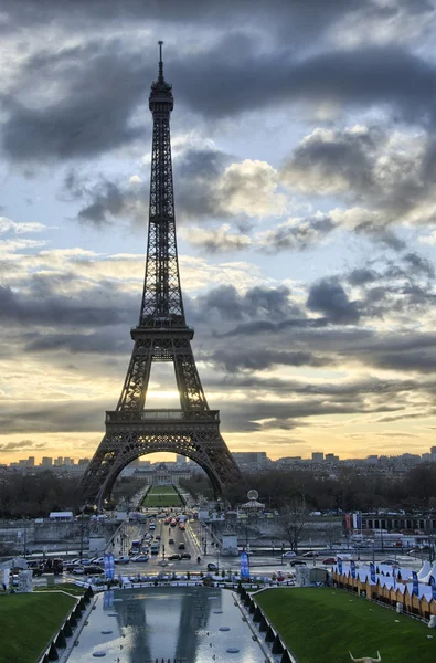 La Tour Eiffel - Salida del sol de invierno en París en la Torre Eiffel — Foto de Stock