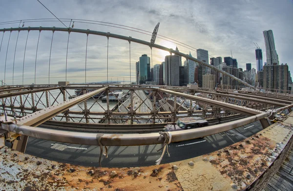 Brooklyn Bridge architectural detail with Manhattan skyline — Stock Photo, Image