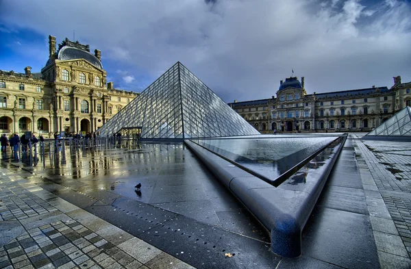 Paříž - pyramida v Louvru odráží na vodě v listopadu, 16 — Stock fotografie