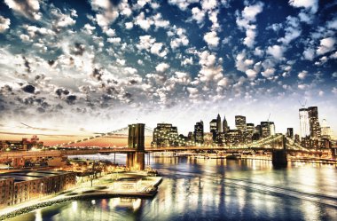 New york city - manhattan siluetinin kış gün batımında
