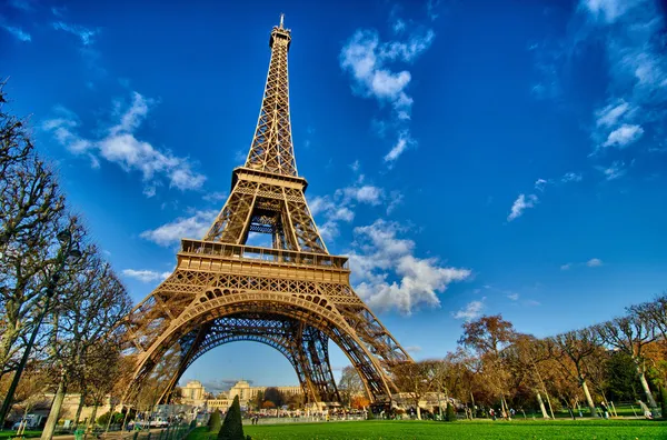 La tour eiffel - piękny zimowy dzień w Paryżu, Wieża Eiffla — Zdjęcie stockowe