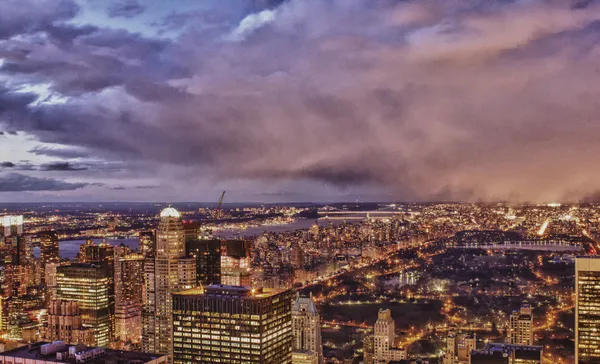 Sonnenuntergang über New Yorker Wolkenkratzern — Stockfoto