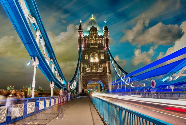 Berühmte Turmbrücke bei Sonnenuntergang mit Wolken — Stockfoto