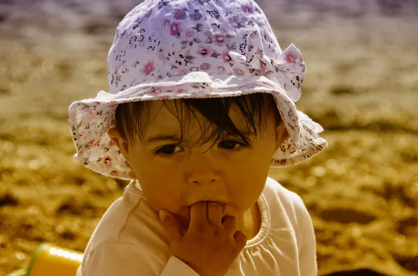 Bebê menina relaxante na praia — Fotografia de Stock
