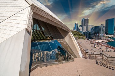 Sydney - 14 Ağustos: Sydney Opera binası manzaralı şehir arka plan üzerinde