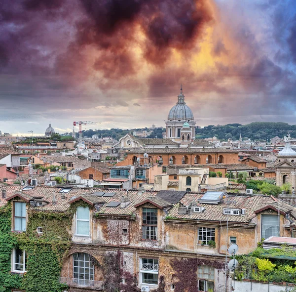 Maravillosa vista de Roma al atardecer con la Catedral de San Pedro — Foto de Stock