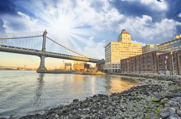 Hermosos colores al atardecer en Nueva York - Vista Manhattan Bridge — Foto de Stock