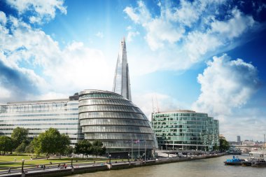 thames Nehri ve bulutlu gökyüzü ile New london city hall