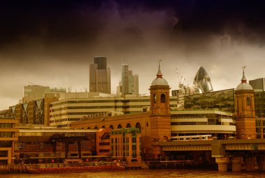 Londra şehri küresel finans sektörünün önde gelen merkezlerinden biridir.