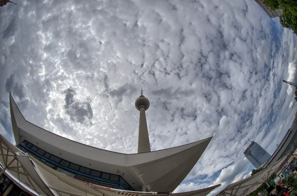 Alexanderplatz, largo ângulo com com céu nublado de verão - Berlim — Fotografia de Stock