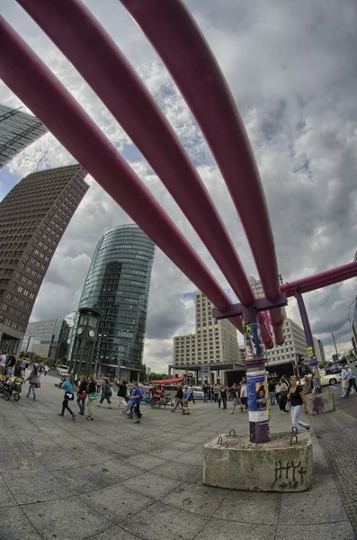 Kolorowe rurociągów w potsdamer platz. Berlin, Niemcy — Zdjęcie stockowe