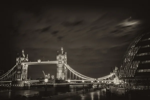 Ayuntamiento a orillas del Támesis con Tower Bridge por la noche — Foto de Stock