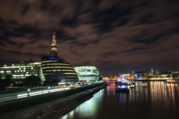 Paisaje urbano de Londres, incluyendo el Ayuntamiento y el río Támesis por la noche — Foto de Stock