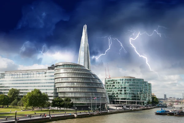 Tormenta sobre el ayuntamiento de Londres con el río Támesis — Foto de Stock