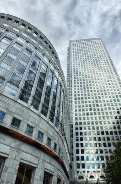 Canary Wharf finansdistriktsbygninger i London . – stockfoto