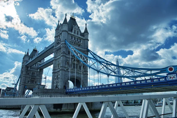 Ünlü tower bridge uygulamasında güneşli sonbahar sabahı, Londra, İngiltere — Stok fotoğraf