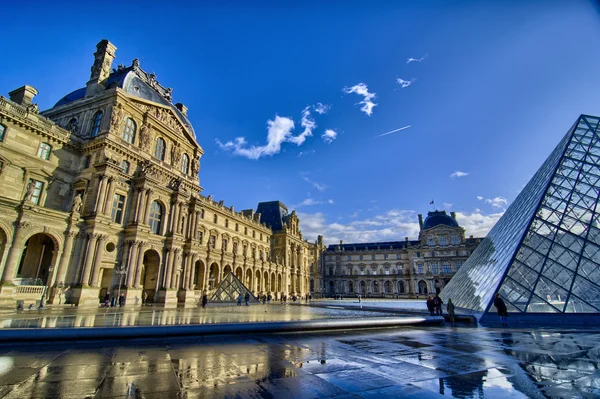 Parijs: louvre piramide weerspiegelt op water op 16 november, — Stockfoto