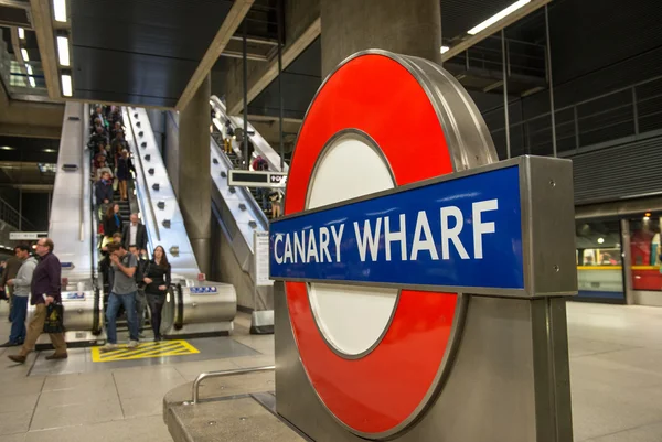 Londen: De metro van Londen aan teken buiten de Canarische — Stockfoto