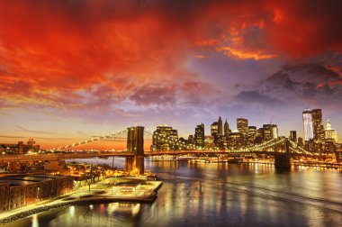 New york city - manhattan siluetinin kış gün batımında