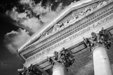 Notre dame de Paris lorette yaklaşan fırtına