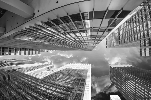 Rascacielos altos y gigantes de Nueva York, vista desde el nivel de la calle — Foto de Stock