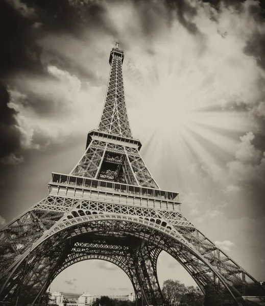 Dramatischer Blick auf den Eiffelturm mit Himmel im Hintergrund — Stockfoto