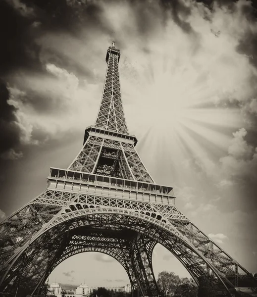 Veduta drammatica della Torre Eiffel con cielo sullo sfondo — Foto Stock