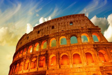 Roma'daki colosseum üzerinde güzel dramatik gökyüzü