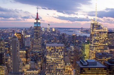 New York Şehir: Empire State Binası kış parlar.