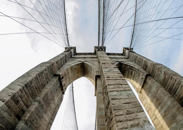 Rybí oko pohled pylonu brooklyn bridge v new york city — Stock fotografie
