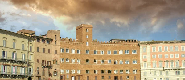 Παλιά κτίρια σε piazza del campo - Σιένα — Φωτογραφία Αρχείου