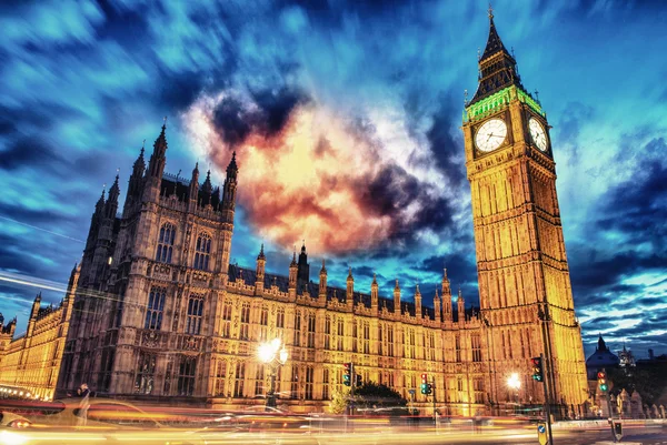 Big ben en kamer van het Parlement in de schemering van westminster bridge — Stockfoto