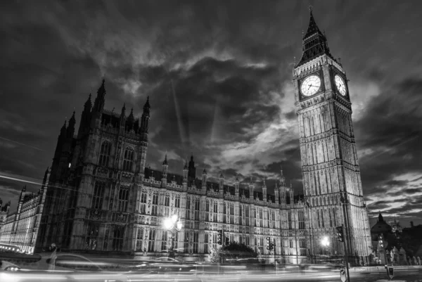 大笨钟和议会从威斯敏斯特桥黄昏的房子 — 图库照片