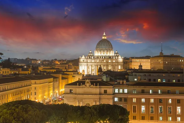 Edificios de Roma con el Vaticano San Pedro Cúpula en el fondo —  Fotos de Stock