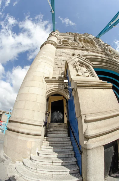 Potente estructura del Tower Bridge en Londres — Foto de Stock