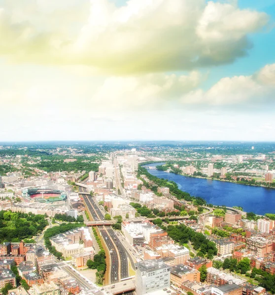 Boston Vista aérea com céu nublado, Massachusetts — Fotografia de Stock