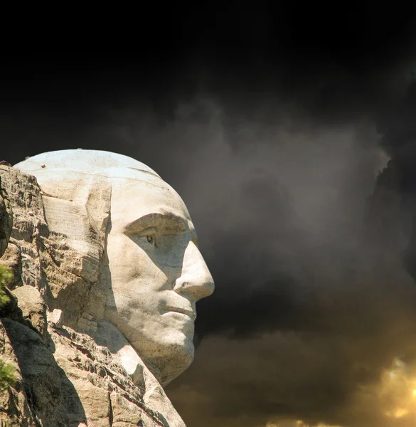 Monumento Nacional Monte Rushmore con cielo dramático - Estados Unidos — Foto de Stock