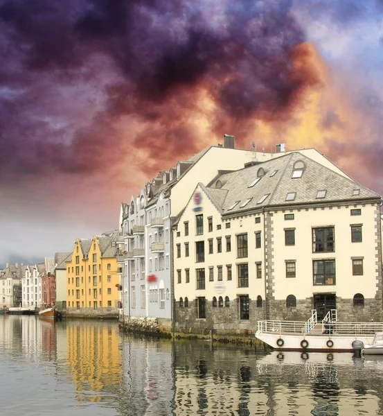 Alesund, Yansımalar - Norveç ile şehir merkezinde küçük liman — Stok fotoğraf