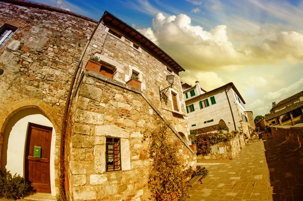 Typische oude huizen van een middeleeuws stadje in Toscane — Stockfoto