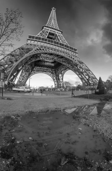 Μαύρο και άσπρο θέα του Πύργου του Άιφελ στο Παρίσι — Φωτογραφία Αρχείου